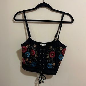 Cute crop top w embroidered flowers